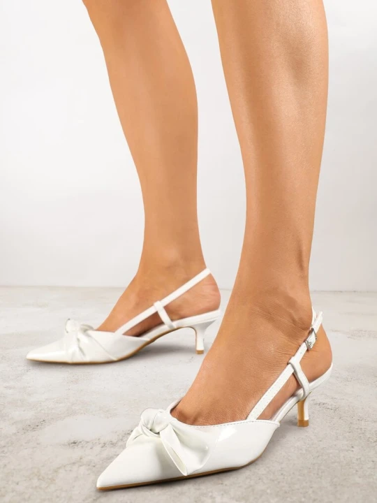 Zdjęcie produktu Białe Sandały Lakierowane Vices na Kaczuszce Typu Slingback z Kokardą Kovenna