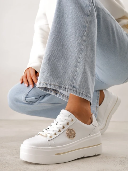 Zdjęcie produktu Białe Skórzane Sneakersy na Koturnie Ozdobione Metalicznymi Aplikacjami Acaledice Goodin