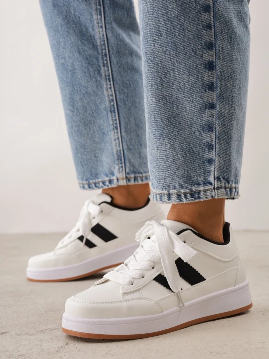 Zdjęcie produktu Białe Sneakersy Casual z Ozdobnymi Przeszyciami i Paskami z Boku Ariesera