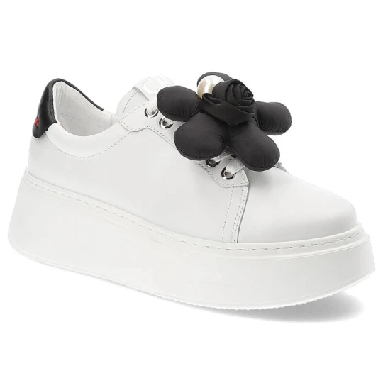 Zdjęcie produktu Białe Sneakersy Chebello Eleganckie Obuwie Z Kwiatem
