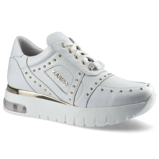 Zdjęcie produktu Sneakersy damskie Karino, na masywnej podeszwie z metalicznymi akcentami i złotymi nitami, białe, 3721-010-P