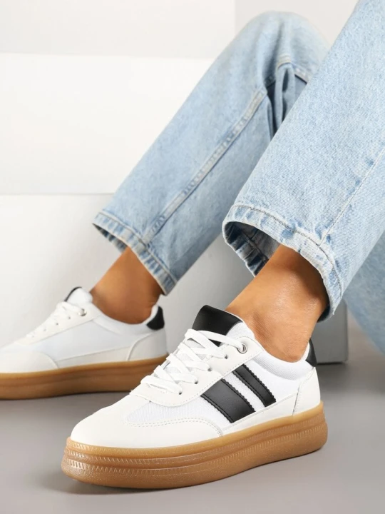 Zdjęcie produktu Białe Sneakersy Kultowe Tenisówki z Ozdobnymi Paskami Tenavellea Fashion Belle