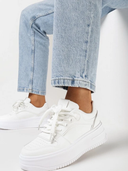 Zdjęcie produktu Białe Sneakersy na Grubej Podeszwie z Metalicznymi Wstawkami Atilem