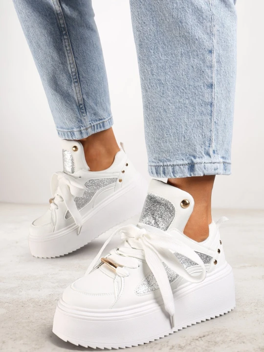 Zdjęcie produktu Białe Sneakersy na Grubej Podeszwie z Metalicznymi Wstawkami i Nitami Azirra