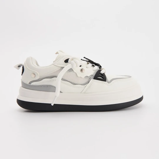 Zdjęcie produktu Białe sneakersy na grubej podeszwie z motywem Kuromi House