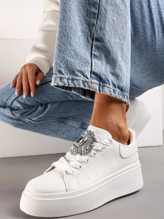 Zdjęcie produktu Białe Sneakersy na Grubej Podeszwie z Ozdobną Aplikacją Kamienia Danthia