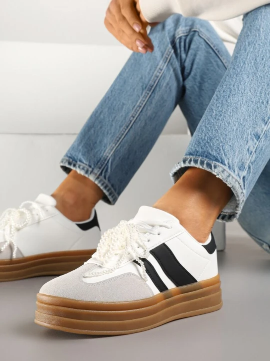 Zdjęcie produktu Białe Sneakersy na Grubej Podeszwie z Ozdobnymi Odpinanymi Perłami Ajovia