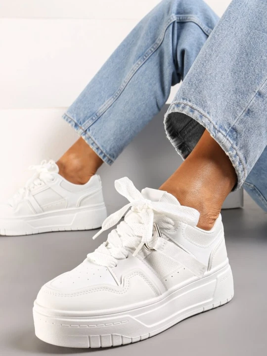 Zdjęcie produktu Białe Sneakersy na Grubej Podeszwie z Ozdobnymi Sznurówkami i Zawieszką Xalenia