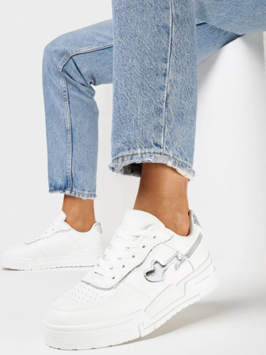 Zdjęcie produktu Białe Sneakersy na Grubej Podeszwie z Ozdobnymi Wstawkami i Sercem Wellesa