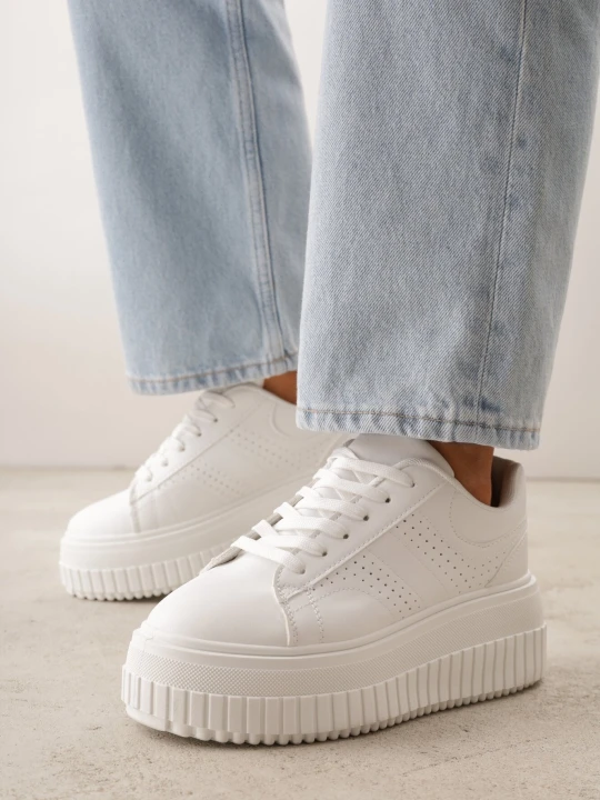 Zdjęcie produktu Białe Sneakersy na Grubej Podeszwie z Perforacją Eleadrelle