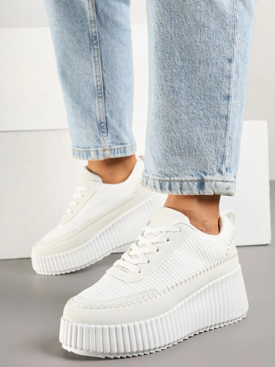 Zdjęcie produktu Białe Sneakersy na Grubej Podeszwie z Tłoczeniami Zdobione Przeszyciami Falinia Ideal