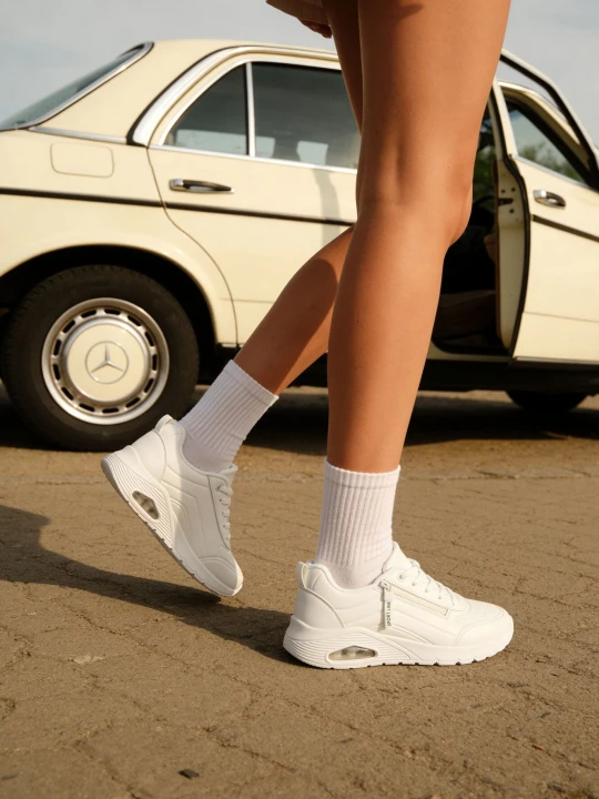 Zdjęcie produktu Białe Sneakersy na Grubej Podeszwie z Tłoczonymi Paskami Justinalin