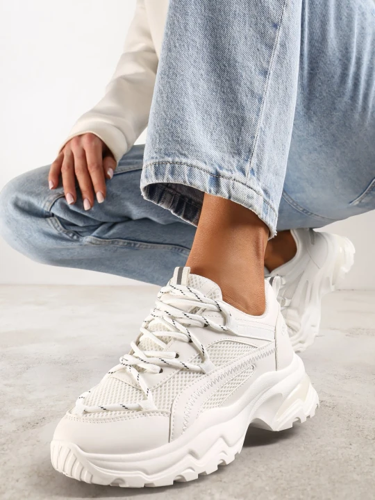 Zdjęcie produktu Białe Sneakersy na Masywnej Podeszwie z Siateczkowym Wstawkami i Ozdobnymi Sznurówkami Ollavia Vices