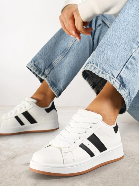 Zdjęcie produktu Białe Sneakersy na Niskiej Platformie z Naszywkami Flordexia Mulanka