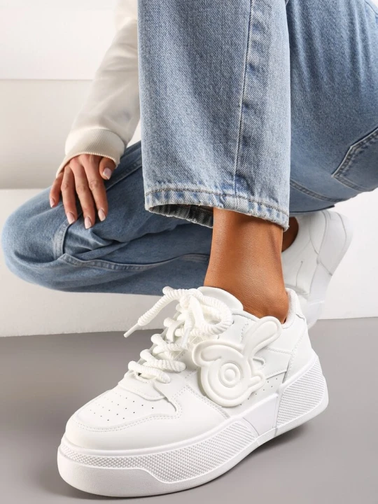 Zdjęcie produktu Białe Sneakersy na Niskiej Platformie z Wypukłą Ozdobą Irasa