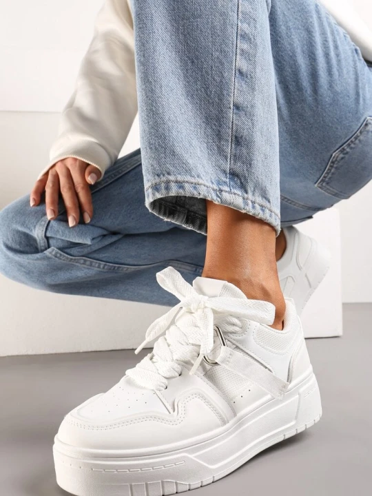 Zdjęcie produktu Białe Sneakersy na Niskiej Platformie z Zawieszką i Ozdobnymi Sznurówkami Salam