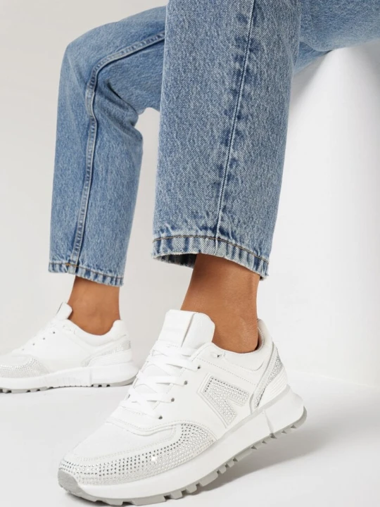 Zdjęcie produktu Białe Sneakersy na Płaskiej Podeszwie z Wycięciami i Cyrkoniami Leporia