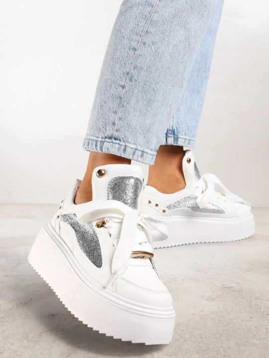 Zdjęcie produktu Białe Sneakersy na Platformie Ozdobione Nitami i Metalicznymi Elementami Azista