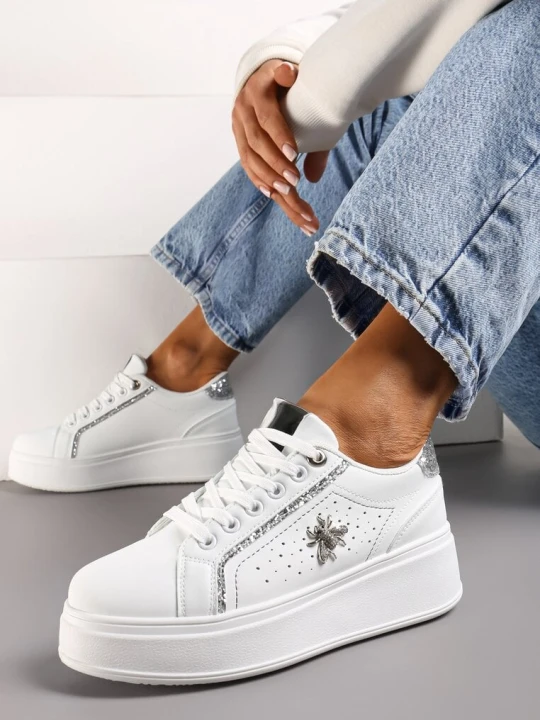 Zdjęcie produktu Białe Sneakersy na Platformie z Metaliczną Ozdobą w Kształcie Owada i Brokatem Lientia