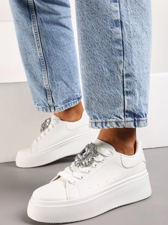 Zdjęcie produktu Białe Sneakersy na Platformie z Perforacją i Ozdobnym Kamieniem Dilhela