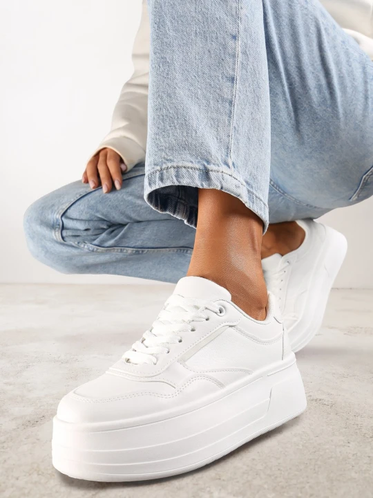 Zdjęcie produktu Białe Sneakersy na Tłoczonej Grubej Podeszwie Vaitessa