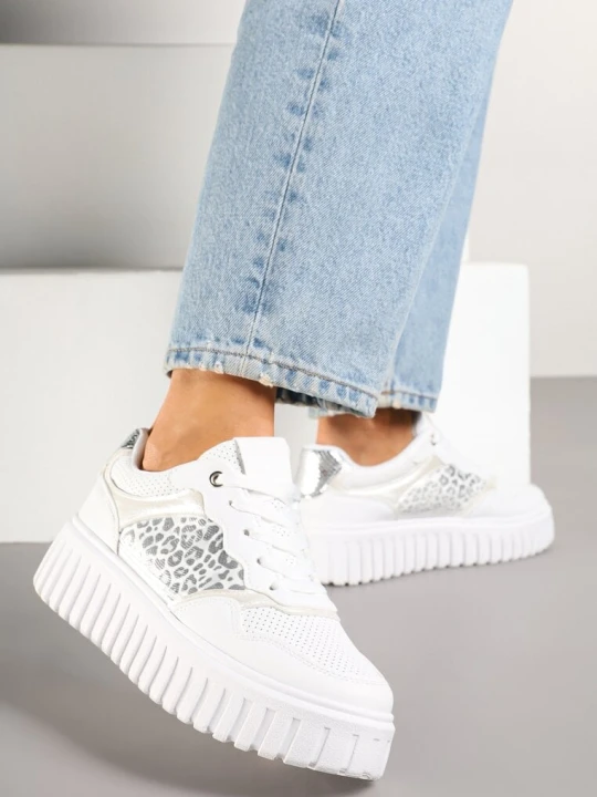 Zdjęcie produktu Białe Sneakersy na Tłoczonej Podeszwie ze Zdobieniami w Panterkę Gerraza