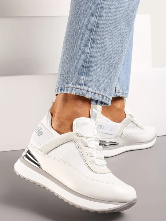 Zdjęcie produktu Białe Sneakersy na Ukrytym Koturnie z Metaliczną Blaszką i Napisem Yenavra