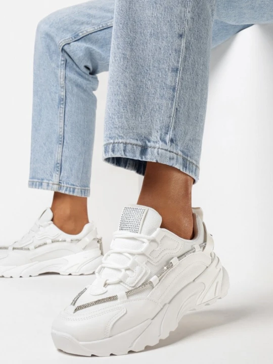 Zdjęcie produktu Białe Sneakersy Ozdobione Biżuteryjnym Sznurkiem Aellwin