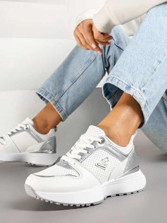 Zdjęcie produktu Białe Sneakersy Ozdobione Perforacją i Geometryczną Aplikacją Senilanea Weide