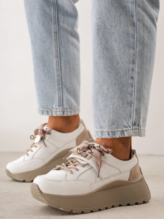 Zdjęcie produktu Białe Sneakersy Skórzane na Platformie Ozdobione Kokardką i Metalicznym Detalem Denyla Goodin