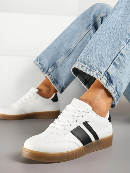 Zdjęcie produktu Białe Sneakersy Typu Tenisówki Ozdobione Paskami Amolana C'M Paris