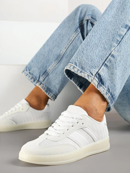 Zdjęcie produktu Białe Sneakersy Typu Tenisówki z Ozdobnymi Paskami Amodelle C'M Paris