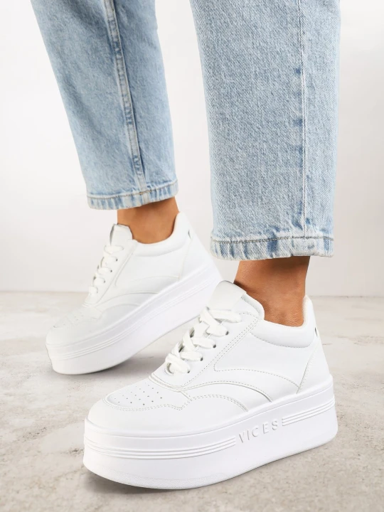 Zdjęcie produktu Białe Sneakersy Vices na Grubej Podeszwie Ozdobione Metaliczną Wstawką Nelarwyn