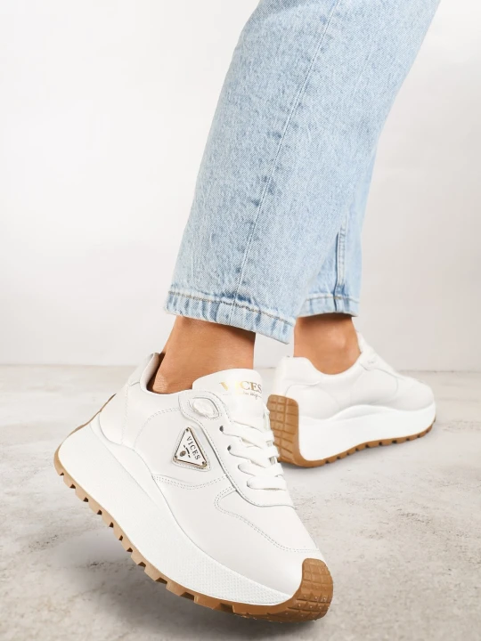Zdjęcie produktu Białe Sneakersy Vices na Grubej Podeszwie z Metaliczną Ozdobą Nelastra