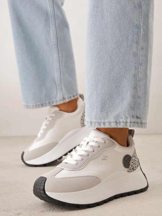 Zdjęcie produktu Białe Sneakersy Vices na Grubej Podeszwie z Motywem Panterki i Naszywką Selarisa