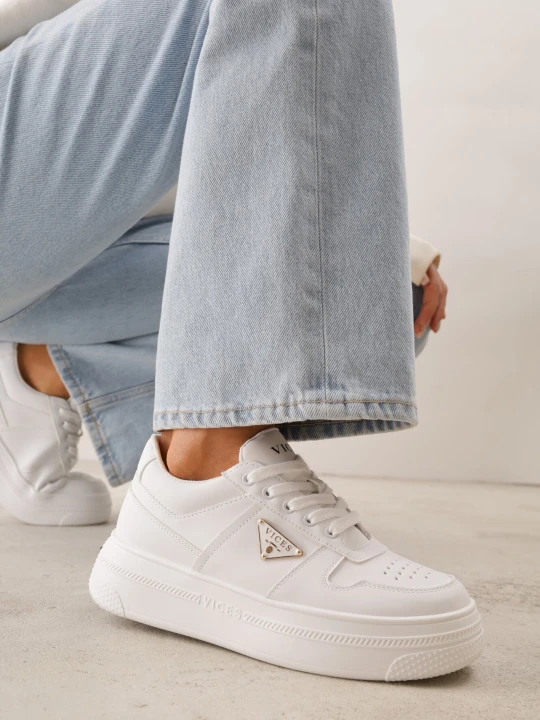 Zdjęcie produktu Białe Sneakersy VICES na Grubej Podeszwie z Trójkątną Aplikacją Meanata