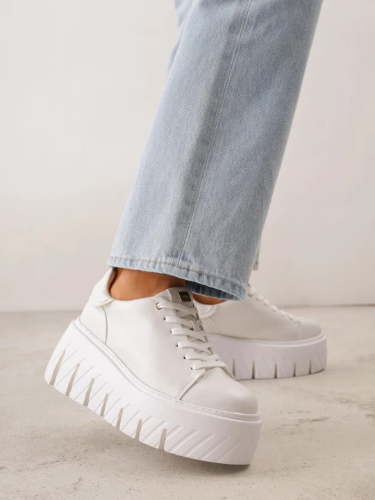 Zdjęcie produktu Białe Sneakersy VICES na Grubej Tłoczonej Podeszwie Cheka