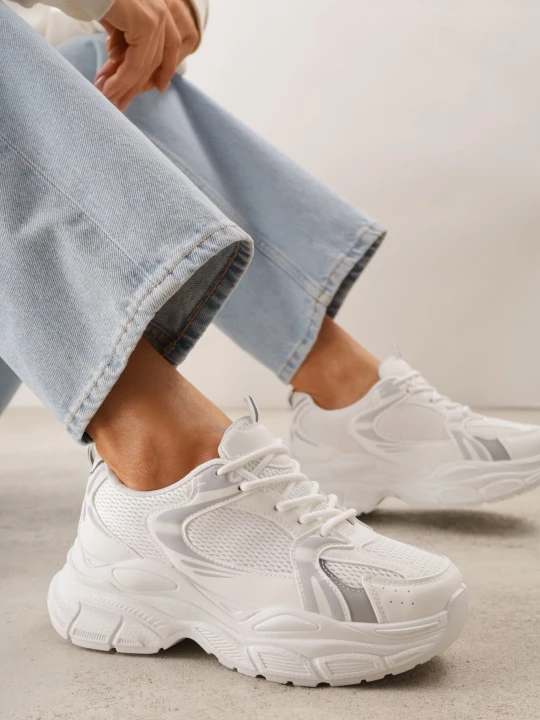 Zdjęcie produktu Białe Sneakersy VICES na Grubej Tłoczonej Podeszwie z Perforacją Elanatia
