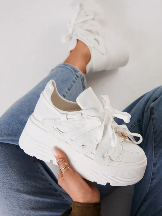 Zdjęcie produktu Białe Sneakersy Vices na Płaskiej Podeszwie z Geometryczną Aplikacją Nelenith