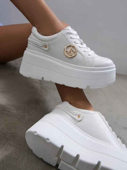 Zdjęcie produktu Białe Sneakersy Vices na Platformie Ozdobione Metaliczną Aplikacją Tatellia