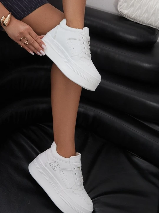 Zdjęcie produktu Białe Sneakersy Vices na Platformie Ozdobione Metalicznymi Aplikacjami Nelanil
