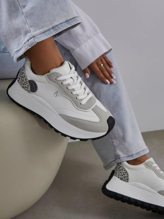 Zdjęcie produktu Białe Sneakersy Vices na Platformie Ozdobione Naszywką i Panterką Selothiel