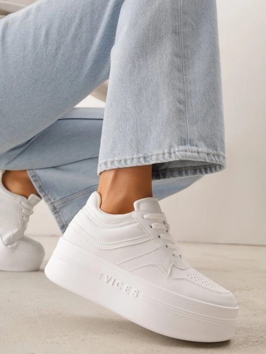 Zdjęcie produktu Białe Sneakersy VICES na Platformie Ozdobione Perforacją i Napisem Ceznella