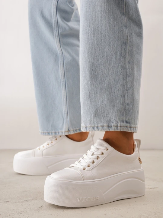 Zdjęcie produktu Białe Sneakersy VICES na Platformie z Metaliczną Aplikacją i Napisem Beli