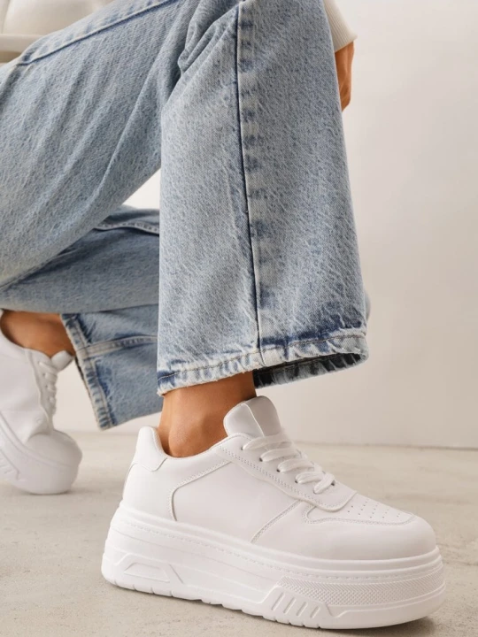 Zdjęcie produktu Białe Sneakersy VICES na Platformie z Tłoczeniem Rionessa