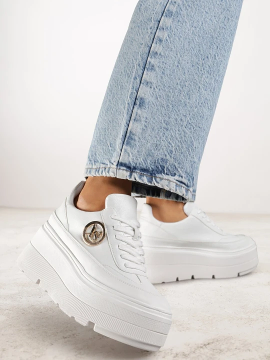 Zdjęcie produktu Białe Sneakersy Vices na Platformie Zdobione Okrągłą Aplikacją Wodvire