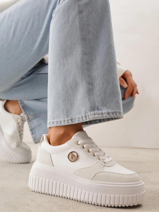 Zdjęcie produktu Białe Sneakersy VICES na Żłobionej Podeszwie Zdobione Elegancką Aplikacją Lunatea