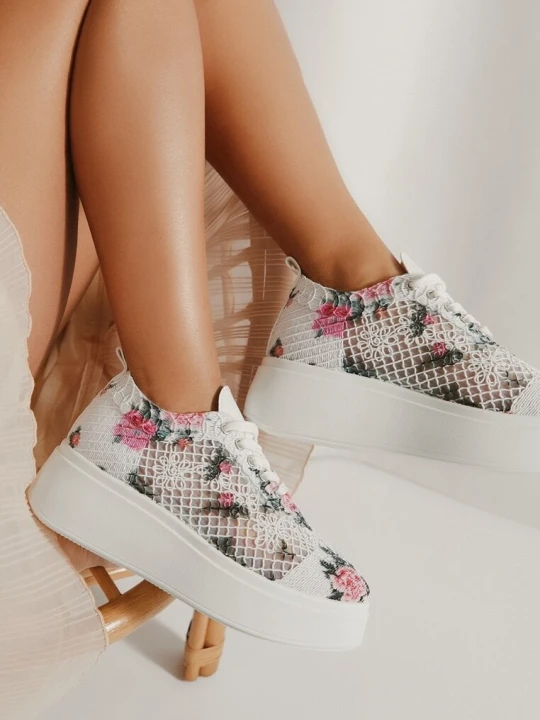 Zdjęcie produktu Białe Sneakersy Vices z Grubą Podeszwą i Kwiatową Ażurową Cholewką Ardisov