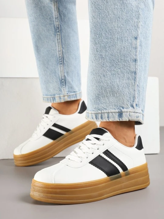 Zdjęcie produktu Białe Sneakersy w Stylu Klasycznych Tenisówek z Ozdobnymi Paskami Dellien Romanciaga