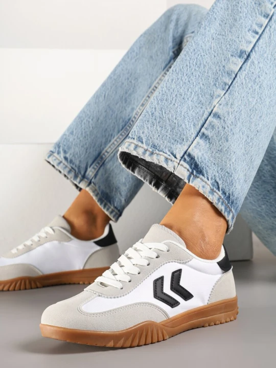 Zdjęcie produktu Białe Sneakersy w Stylu Klasycznych Tenisówek z Ozdobnymi Przeszyciami Napilia Fashion Belle